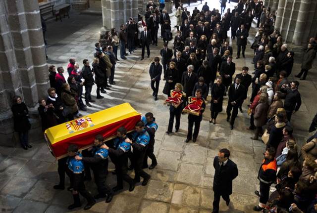 Cálida y multitudinaria despedida a Suárez