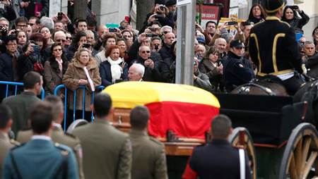 Cálida y multitudinaria despedida a Suárez