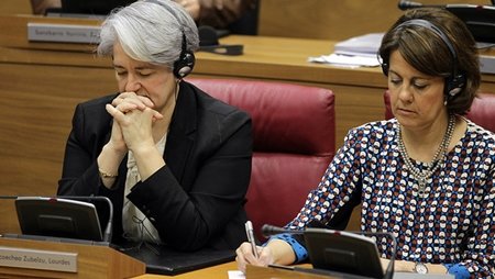 La oposición pide la dimisión de Barcina