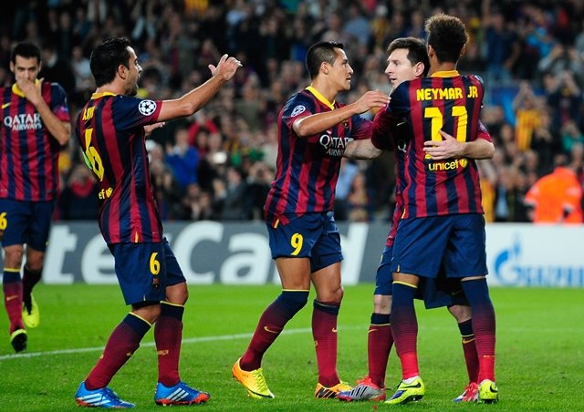 El Barça recorta gracias al derbi