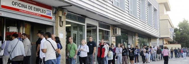 Bajan los parados registrados en casi 2.000 personas
