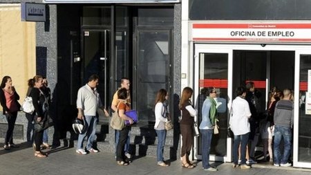 Bajan los parados registrados en casi 2.000 personas