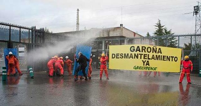 Greenpeace 'desmantela' Garoña