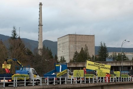 Greenpeace 'desmantela' Garoña