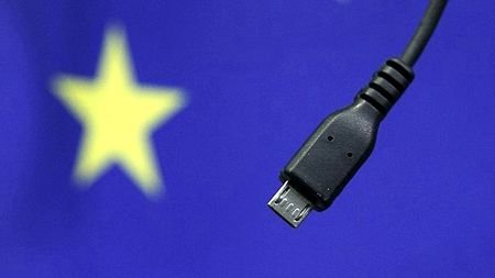 La Eurocámara aprueba exigir a compañías un cargador de móvil único