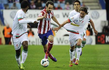 El Atléti se aprovecha del pinchazo del Real Madrid