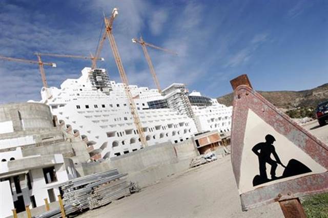Veinte colectivos crean la plataforma 'Desmontando el Algarrobico'