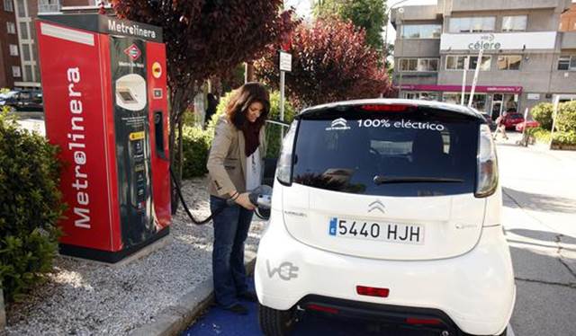 El Metro de Madrid carga gratis los coches eléctricos