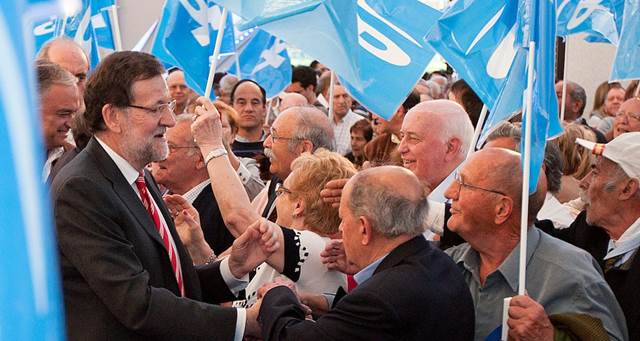 Rajoy entra por la puerta de atrás para hablar de unidad
