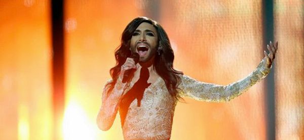 Un cardenal felicita a Conchita Wurts