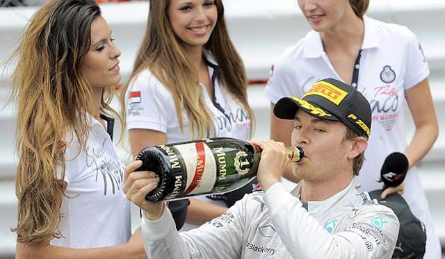 Rosberg desplaza a Hamilton
