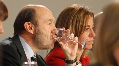 Rubalcaba cede a las presiones aperturistas