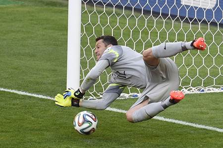 Julio Cesar en los penaltis salva a Brasil