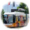 Autobuses eléctricos que se cargan en las paradas