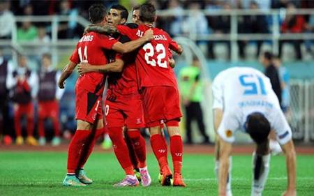 M'bia salva al Sevilla