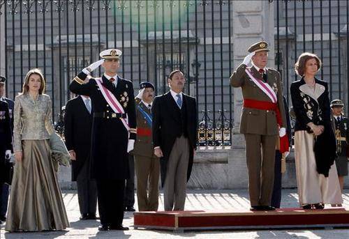 Felipe VI rinde homenaje en la Pascua Militar a su padre
