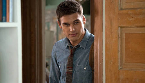 Ryan Guzman ficha por Heroes Reborn 