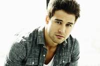 Ryan Guzman ficha por Heroes Reborn 
