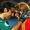 España cae en el duelo de campeones