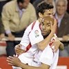 El Atlético cumple y el Sevilla cae