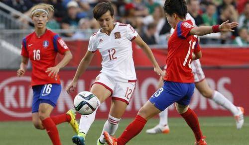 Del Bosque 'defiende' al entrenador femenino de la Roja