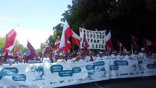 Tejerina 'solventa' la crisis del sector lácteo