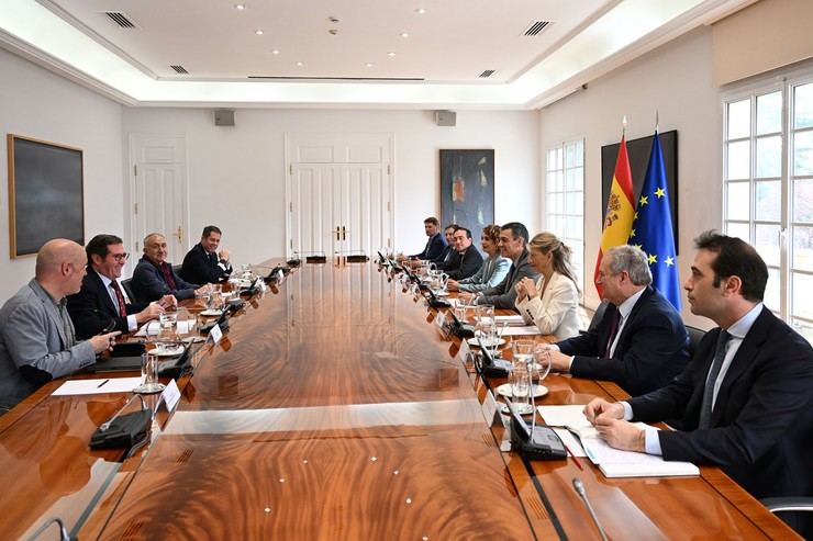 Gobierno y agentes sociales abordan medidas para proteger la industria y el empleo