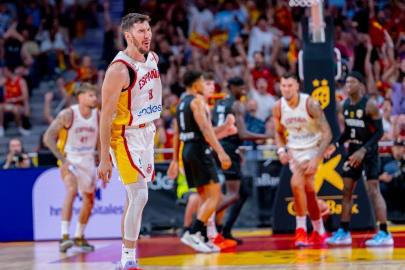 España rinde homenaje a Llull y Scariolo en emocionante partido contra Alemania
