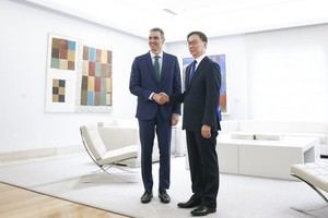 Sánchez y el vicepresidente chino discuten sobre desafíos globales en Madrid