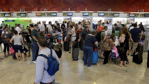 España realiza más operaciones y recibe más pasajeros que en 2015
