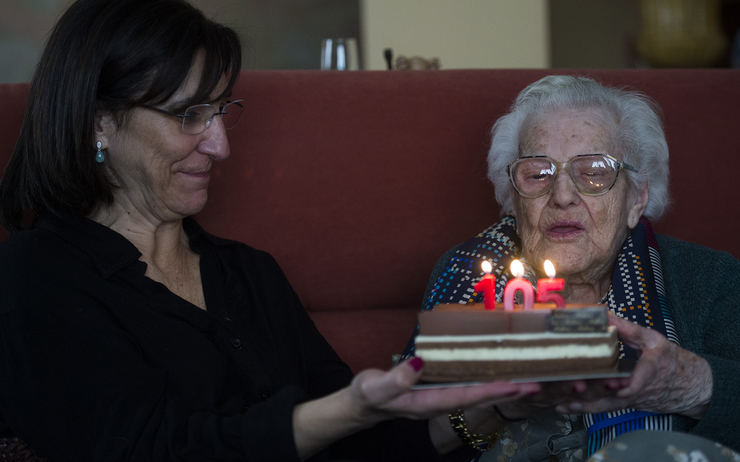 La alcaldesa de Pozuelo felicita a una vecina que cumple 105 años