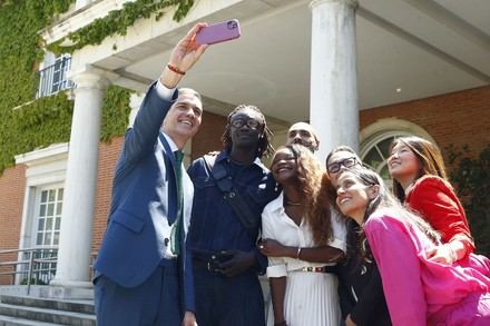 Sánchez conmemora el Día de la Diversidad Cultural con jóvenes creadores migrantes