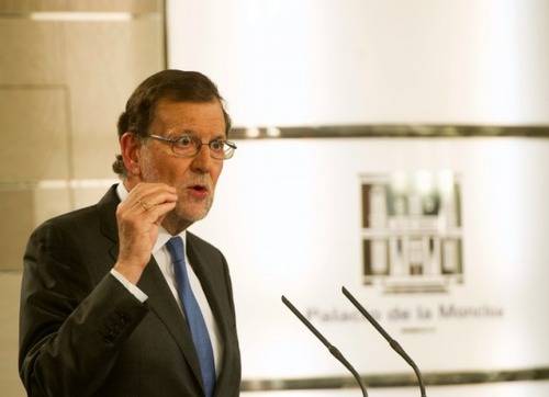 Rajoy promete en Europa más ajustes y aquí bajar impuestos