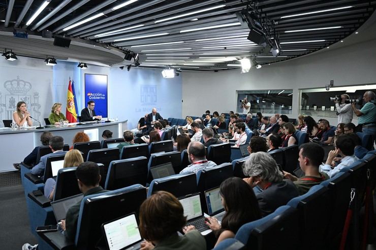 El Gobierno mejora la supervisión del sistema eléctrico y endurece aunque aprueba la opa de BBVA sobre Sabadell