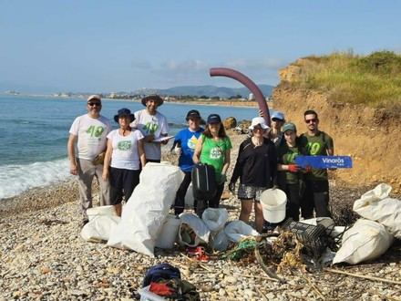 Voluntarios limpian 150 kg de basura en la playa del Surrach