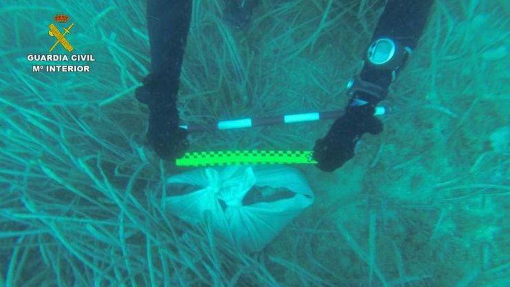 Huesos, plumas y fotografías de personas en aguas de Calpe