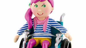 Una muñeca en silla de ruedas enseña 'la vida real'