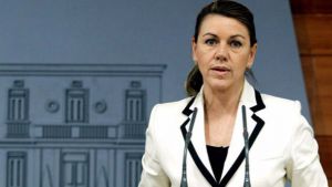 La nueva ministra de Defensa 'se estrena' en Londres