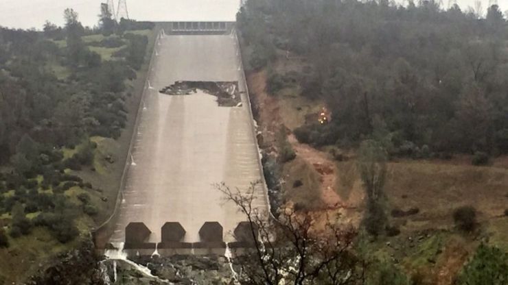 Evacuadas casi 200.000 personas en California por peligro de desbordamiento de una presa