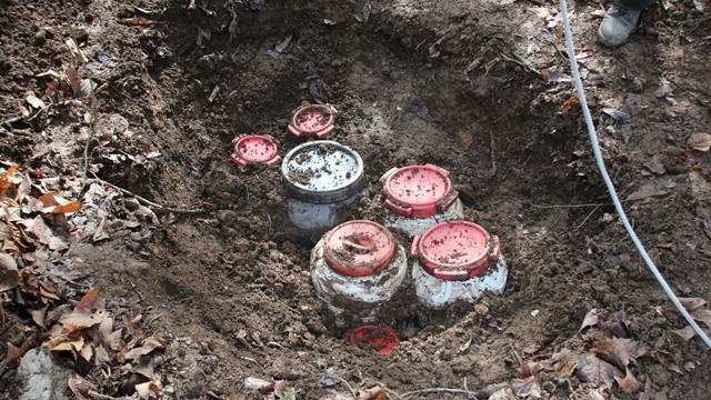 Localizado en Irún (Guipúzcoa) un zulo de ETA con siete bidones con material explosivo