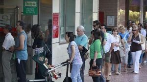 El paro baja en casi 100.000 personas en junio