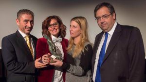 El colegio Infanta Elena concede su Premio de Educación a la profesora Carmen Dueñas