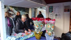 El Distrito Nervión acoge el III mercado navideño de artesanía en la Avenida Luis de Morales en Sevilla
