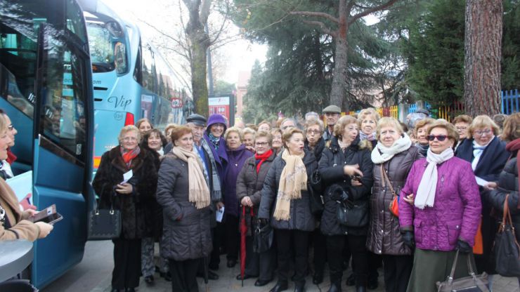 Más de un centenar de mayores de Pozuelo celebran su encuentro de Navidad con una escapada a Segovia