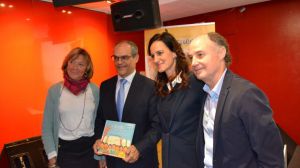 Presentación de un cuento sobre acoso escolar junto al consejero de Educación