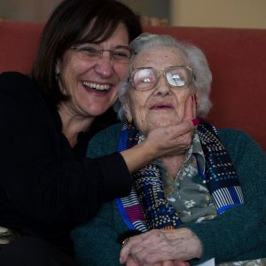 La alcaldesa de Pozuelo felicita a una vecina que cumple 105 años