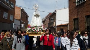 La Semana Santa concluye en Pozuelo con la tradicional Procesión del Encuentro y la tirada de Las Aleluyas