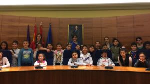 Susana Pérez Quislant recibe a alumnos del Colegio Asunción de Nuestra Señora en su visita al Ayuntamiento