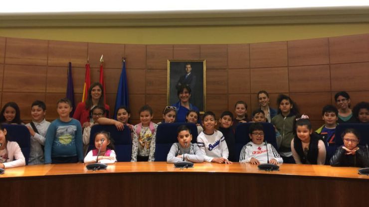 Susana Pérez Quislant recibe a alumnos del Colegio Asunción de Nuestra Señora en su visita al Ayuntamiento