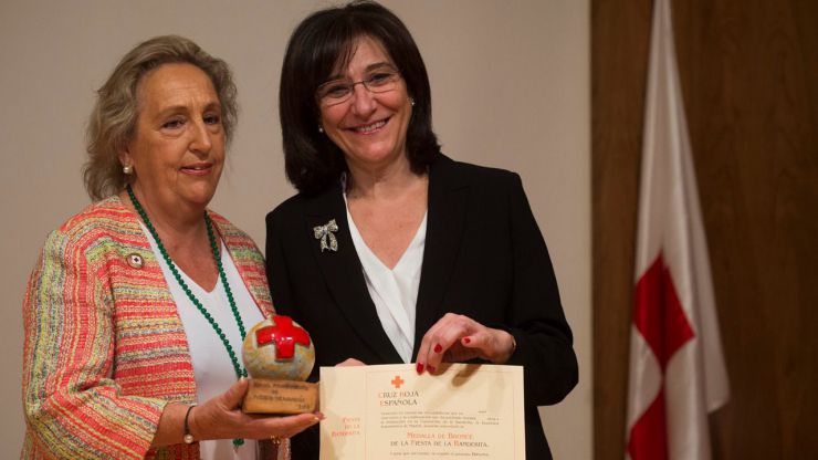 Cruz Roja Española de Pozuelo de Alarcón condecora a la alcaldesa con la Medalla de Bronce de Banderita